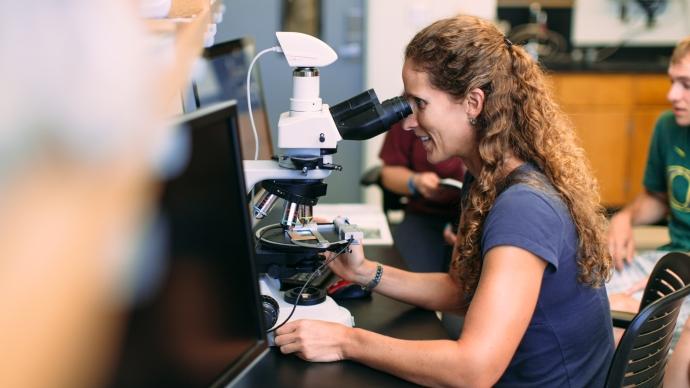 Kathy Surpless在科学实验室通过显微镜观察的照片. 
