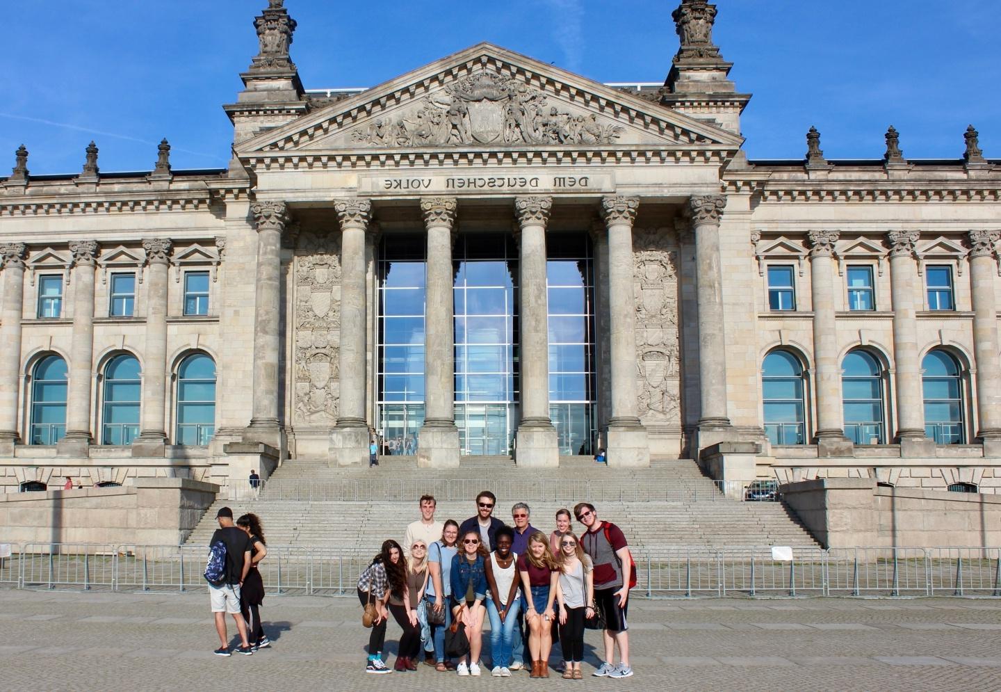德国柏林，一群学生在国会大厦前摆姿势.