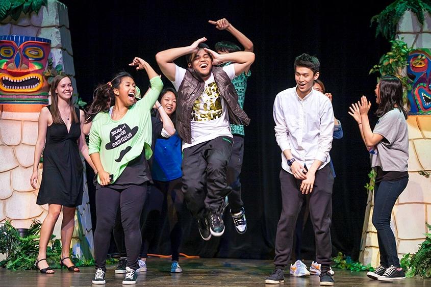 Students dance at Spotlight, 赌博娱乐平台网址大全’s annual talent show.