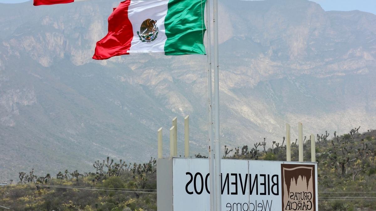 两面墨西哥国旗标志着新莱昂市的入口