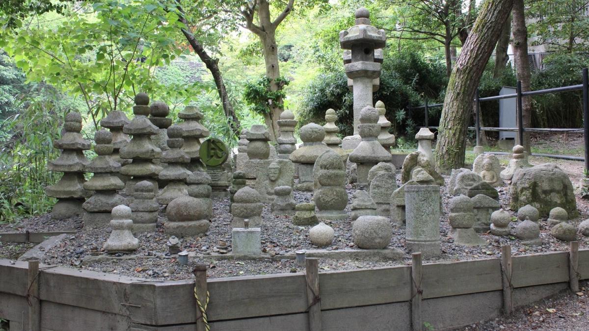 在京都东部的一座佛教寺庙清水寺雕刻的石头